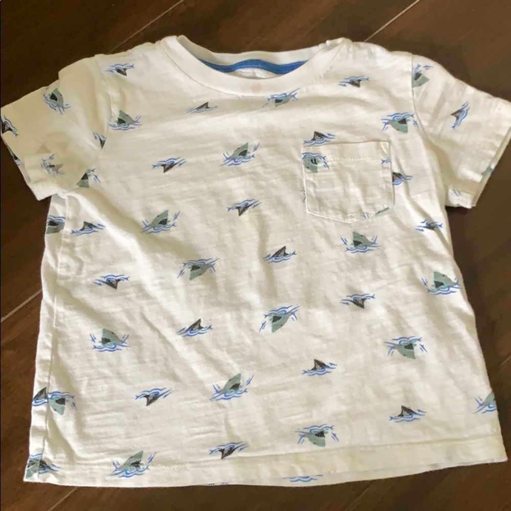 • Old Navy 🦈 shirt, 5 •